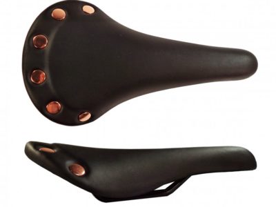 Športové sedlo s mosadznými nitmi, čierne